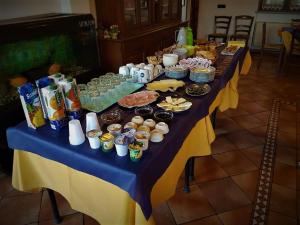 - une longue table avec de la nourriture et des boissons dans l'établissement Ca Dell'Aglio, à Momperone