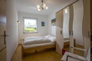 ゴイング・アム・ヴィルデン・カイザーにあるFerienwohnung Karakasの小さなベッドルーム(ベッド1台、窓付)