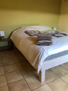 łóżko z ręcznikami w pokoju w obiekcie Les Gîtes "Le Petit Val" w mieście Durbuy