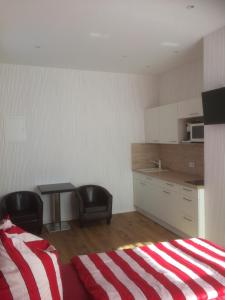 Habitación con cama, mesa y cocina. en Eisenach - Apartments en Eisenach