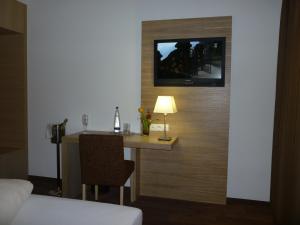 En tv och/eller ett underhållningssystem på Hotel - Landgasthof Obermaier Zum Vilserwirt