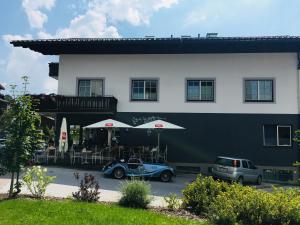 a blue car parked in front of a building at Verweilzeit Appartementhaus in Ramsau am Dachstein