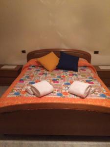 Una cama con dos almohadas encima. en Locazione turistica Isabella en Castelnuovo del Garda