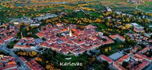 Výhľad na mesto Tušilović alebo výhľad na mesto priamo z apartmánu