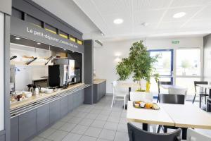 A restaurant or other place to eat at B&B HOTEL Bourges 2