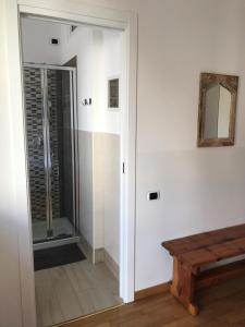 łazienka z kabiną prysznicową obok lustra w obiekcie Beija-Flor b&b w mieście Verano Brianza