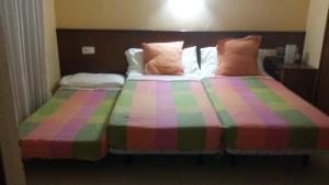 Postel nebo postele na pokoji v ubytování Hostal Les Collades