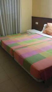 Postel nebo postele na pokoji v ubytování Hostal Les Collades