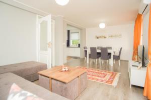ein Wohnzimmer mit Sofa und Tisch in der Unterkunft GardenLux Sarajevo in Sarajevo