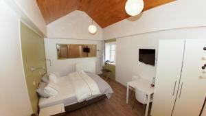 a bedroom with a bed and a desk in a room at B&B Ter Gracht in Wevelgem