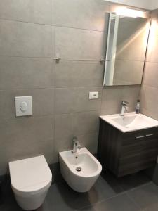 ein Badezimmer mit einem weißen WC und einem Waschbecken in der Unterkunft A&F Apartment Padova centro storico in Padua