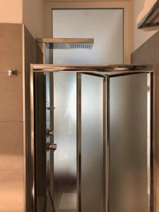 lodówka ze stali nierdzewnej w kuchni w obiekcie A&F Apartment Padova centro storico w Padwie