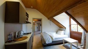 een slaapkamer met een bed en een wastafel in een kamer bij B&B Ter Gracht in Wevelgem
