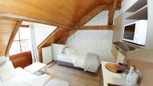 een slaapkamer met een bed in een kamer met houten plafonds bij B&B Ter Gracht in Wevelgem