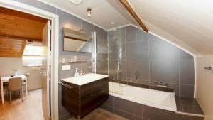 Koupelna v ubytování B&B Ter Gracht + 31 fotografií