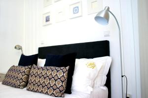 Postel nebo postele na pokoji v ubytování Bellu Suites