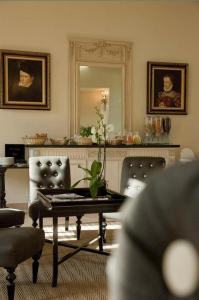 ブールジュにあるシャトー ドゥ ラズネ - レジデンス オテリエールのリビングルーム(テーブル、鏡付)