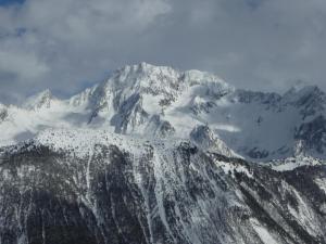 een berg bedekt met sneeuw en ijs bij Nogentil in Saint-Bon-Tarentaise
