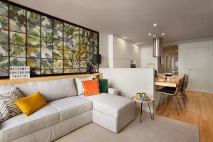 - un salon avec un canapé blanc et des oreillers colorés dans l'établissement Janika's Patio, à Porto