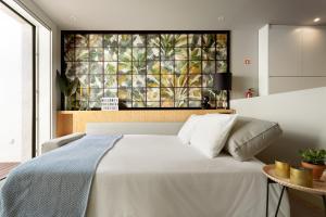 - une chambre avec un lit orné d'une peinture murale dans l'établissement Janika's Patio, à Porto