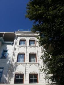 un edificio blanco con ventanas laterales en Akbiyik Suite Boutique Hotel, en Estambul