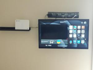 A television and/or entertainment centre at Dreamy Home by the Sea