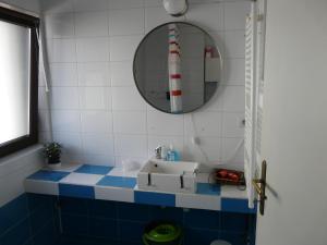 uma casa de banho com um lavatório e um espelho em Cosy studio 55sqm, Cotroceni Area em Bucareste