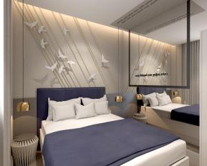 sypialnia z dwoma łóżkami i ptakami na ścianie w obiekcie Great Living Koukaki w Atenach