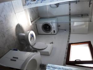 baño con aseo y lavabo y ventana en BELLAVISTA Luxury Lodge, en Korčula
