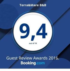ein Schild, auf dem steht, dass die Gästebewertung mit der Nummer vier ausgezeichnet wird in der Unterkunft Terra&Mare B&B in Syrakus