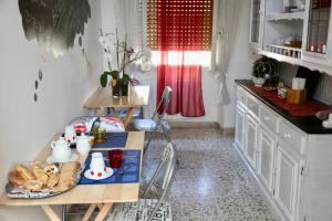A kitchen or kitchenette at Viale Italia 41: I migliori anni