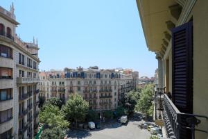 バルセロナにあるBBarcelona Còrsega Flatsの建物のバルコニーからの眺め