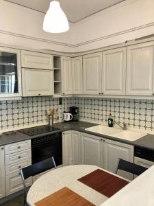 Kuchyň nebo kuchyňský kout v ubytování Cozy City Apt