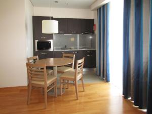Kuchyň nebo kuchyňský kout v ubytování Antillia Hotel