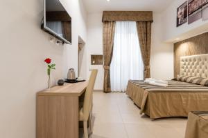 ローマにあるBrancaccio Suite 43のベッドルーム1室(ベッド1台、デスク、窓付)