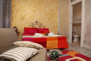 una camera con un letto con una coperta colorata di Viale Italia 41: I migliori anni a Sassari