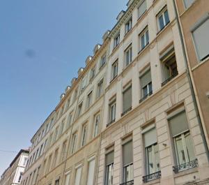 un gran edificio con ventanas laterales en L'Appartement du Parc, en Lyon