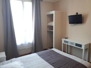 TV a/nebo společenská místnost v ubytování Hôtel Résidence Champerret