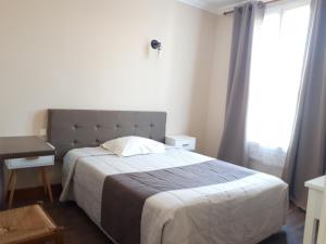 Postel nebo postele na pokoji v ubytování Hôtel Résidence Champerret