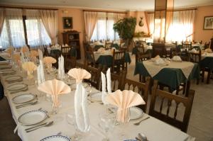 A restaurant or other place to eat at Posada Rural Peñasagra