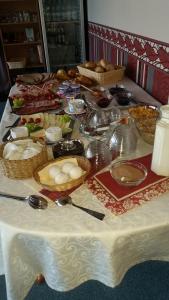 バート・カールスハーフェンにあるAktiv-Pensionの食べ物のバスケットがたくさん並ぶテーブル