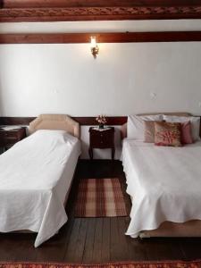two beds sitting next to each other in a bedroom at Turgut Reis Konak in Safranbolu