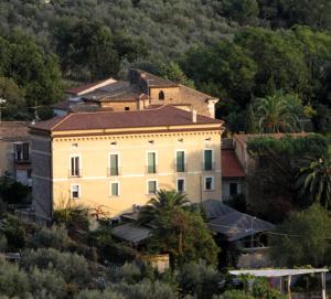 ein großes weißes Gebäude auf einem Hügel mit Bäumen in der Unterkunft Villa Euchelia in Castrocielo