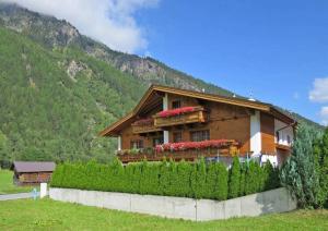 een huis met bloemen aan de zijkant bij Appartment Andrea in Längenfeld