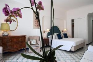 a bedroom with a bed and a potted plant at Hotel Montemare in Positano