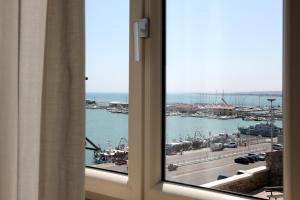 ein Fenster mit Blick auf den Yachthafen in der Unterkunft Dimora Marinucci in Termoli