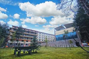 YolcatıにあるBolu Koru Hotels Spa & Conventionの建物前の芝生のピクニックテーブル