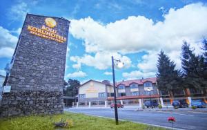 YolcatıBolu Koru Hotels Spa & Convention的街道旁酒店标志