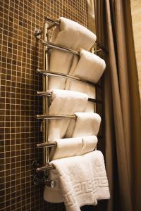 einen Handtuchhalter im Bad mit weißen Handtüchern in der Unterkunft Hotel Mastara in Fontanka