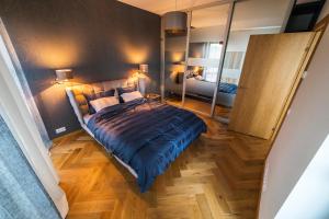 1 dormitorio con cama y espejo grande en Modern Luxury Apartment in City Centre en Tallin